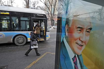Назарбаев потребовал заменить его портреты на рекламных щитах
