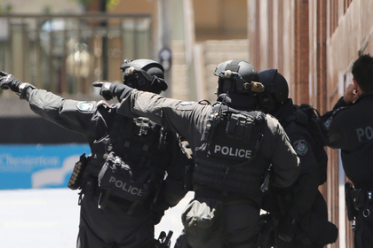 Несколько заложников сумели покинуть кафе в Сиднее