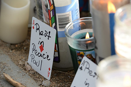 Поклонники зажгли сотни свечей на месте гибели Пола Уокера