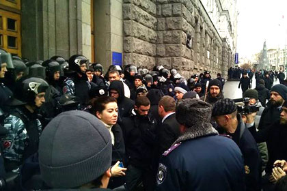 Противники Кернеса подрались с силовиками у харьковской администрации