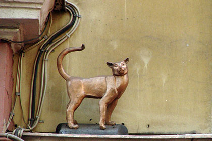 Скульптуру кошки Василисы вернули на место