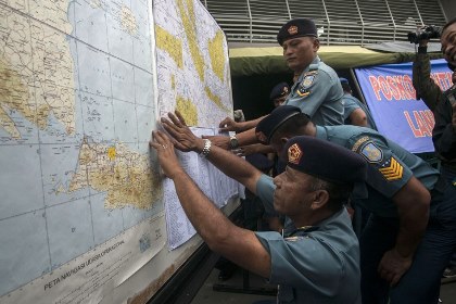 Спасатели проверят сообщения о взрыве в районе исчезновения лайнера AirAsia