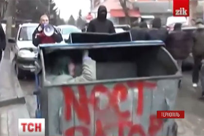 Тернопольского чиновника засунули в мусорный бак