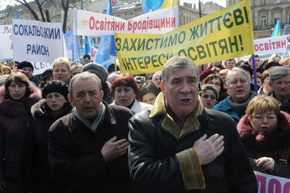 Украинский профсоюз пригрозил забастовками из-за увольнения 100 тысяч учителей