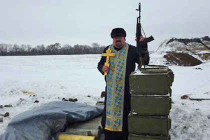 Украинского епископа отлучили от церкви за позирование с оружием