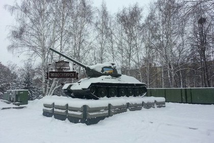 В Новосибирске возбудили дело о перекрашивании танка в цвета украинского флага