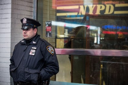 В Нью-Йорке за угрозы полицейским арестованы шестеро