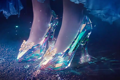 В российских кинотеатрах выставили хрустальные туфельки Золушки