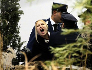 Ватикан обвинил активистку Femen в дискредитации религии и краже