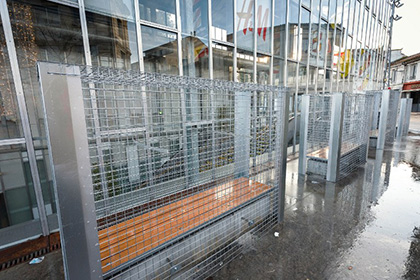 Во Франции скамейки огородили решеткой для борьбы с бездомными