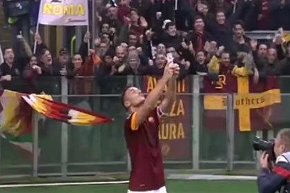 Футболист «Ромы» сделал селфи с фанатами после забитого мяча
