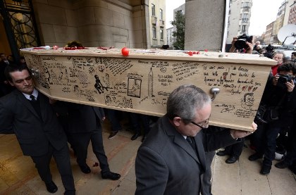 Карикатуриста Charlie Hebdo похоронят в разрисованном гробу