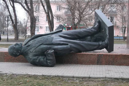 Вооруженные люди снесли памятник Ленину в Бердянске