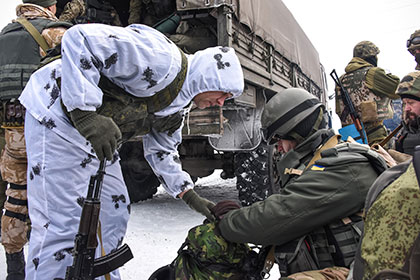 Журналист сообщил о пленении 16 военных в аэропорту Донецка