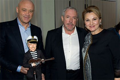 Мэр Одессы подарил Макаревичу кукольную копию музыканта