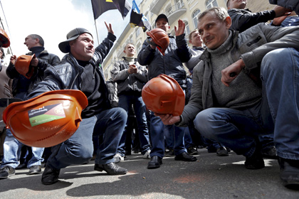 Больше тысячи шахтеров вышли на пикет к Верховной Раде
