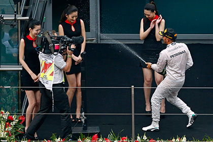 Чемпиона «Формулы-1» пожурили из-за облитых шампанским девушек