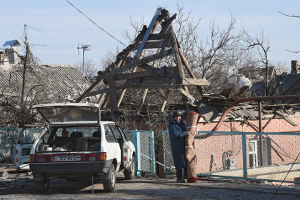 Из-за попадания снаряда загорелся жилой дом в Донецке