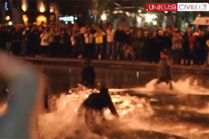 Канье Уэст прыгнул в воду на бесплатном концерте в Ереване