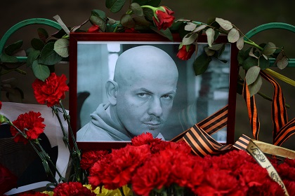 На похороны журналиста Бузины в Киеве пришли более 500 человек