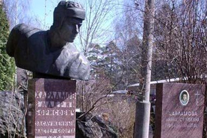 Перед вылетом на ЧМ хоккеисты сборной России посетили могилу Харламова