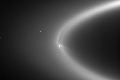 Планетологи проследили за «щупальцами» от гейзеров Энцелада до колец Сатурна
