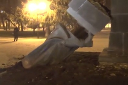 Снос советских памятников в Харькове расценили как хулиганство