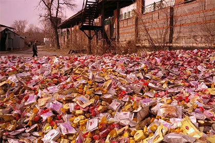 Улицу в Донецке засыпали просроченными конфетами