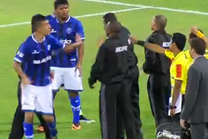 В Бразилии полицейские арестовали футболиста прямо на поле