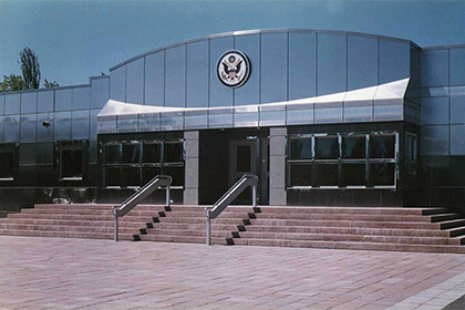 В посольстве США в Киргизии объяснили назначение 150-тонной «диппочты»