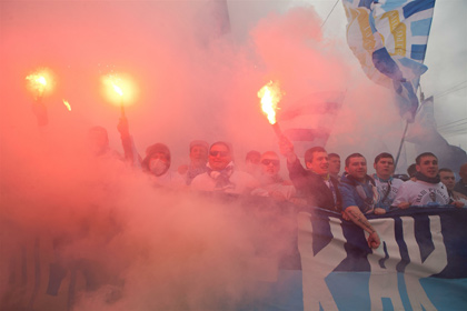 Фанаты «Зенита» устроили фаер-шоу в центре Петербурга в честь юбилея клуба