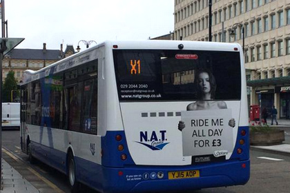 Певица Шарлотта Черч возмутилась сексистской рекламой на автобусах