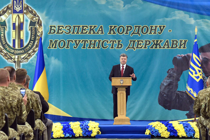 Порошенко призвал наказывать сторонников внеблокового статуса Украины