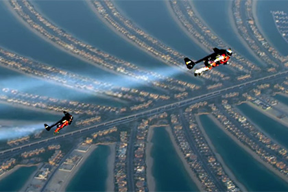 Швейцарский летчик представил видео полета на реактивном ранце над Дубаи