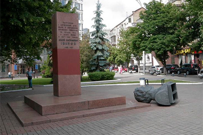 В Киеве снесли три советских памятника
