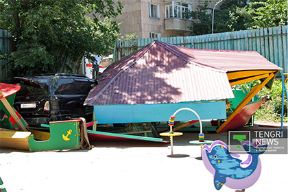 Внедорожник в Алма-Ате врезался в игровую площадку с 26 детьми