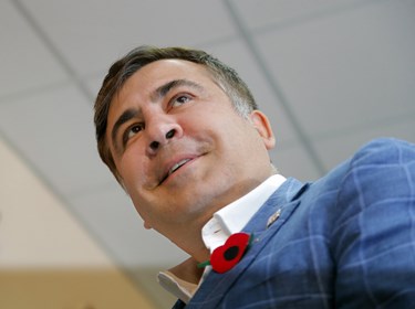 Жители Одессы приветствовали Саакашвили красными галстуками