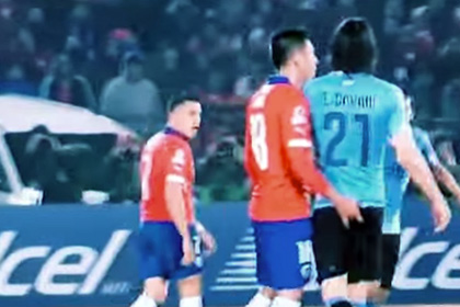 Чилийский защитник ткнул пальцем в анус форварду Уругвая во время матча