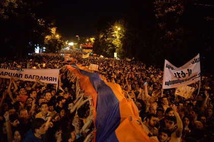 Митингующие в Ереване отказались расходиться после уступок президента