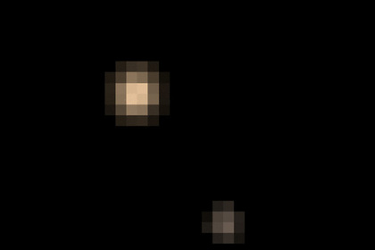 NASA представило первые цветные изображения Плутона и его спутника