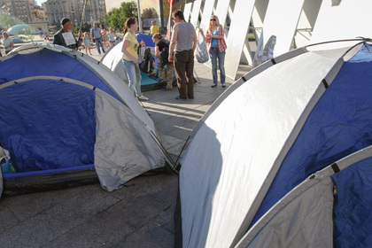 Неизвестные снесли палатки протестующих на Майдане