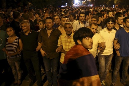 Ночь для митингующих в Ереване прошла спокойно