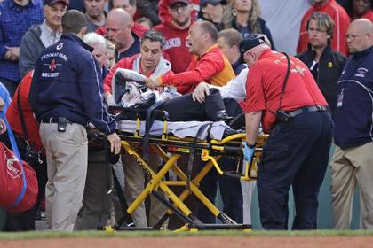Осколок биты покалелчил болельщицу во время бейсбольного матча