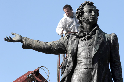 Памятник Пушкину в Петербурге отмыли за три часа