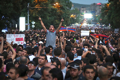 Полиция Армении призвала убрать с митингов детей