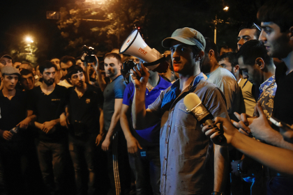 Полиция Еревана пообещала к полуночи очистить улицы от протестующих