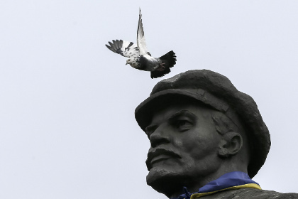 «Правый сектор» снес памятник Ленину в Славянске