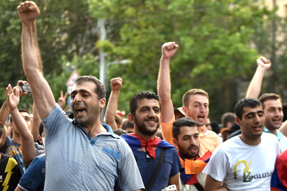 Протестующие в Ереване предложили полиции сыграть в футбол