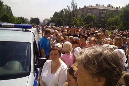 В Донецке участники антивоенного митинга перекрыли главную улицу
