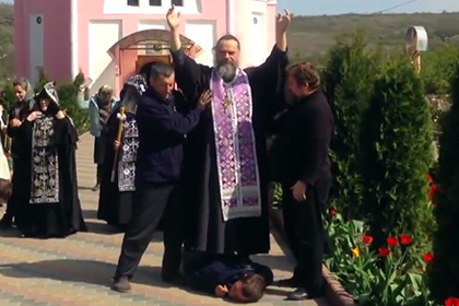 В Приднестровье православный батюшка проехался верхом на «одержимом бесами»